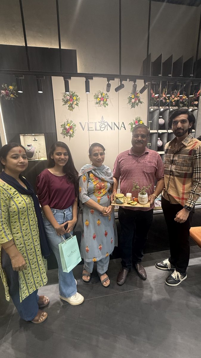 Velonna customer in store