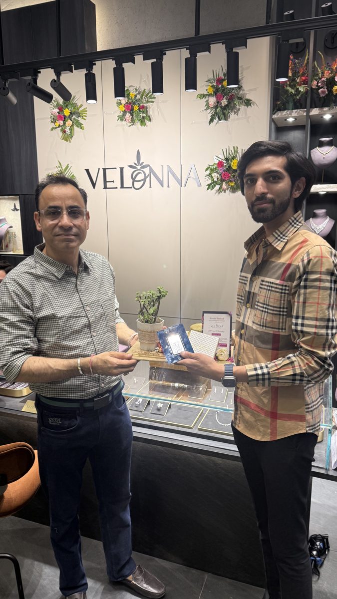 Velonna customer in store