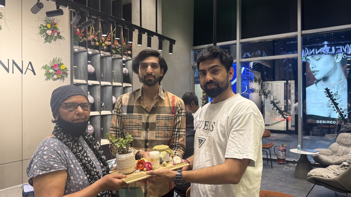 Velonna customer in store