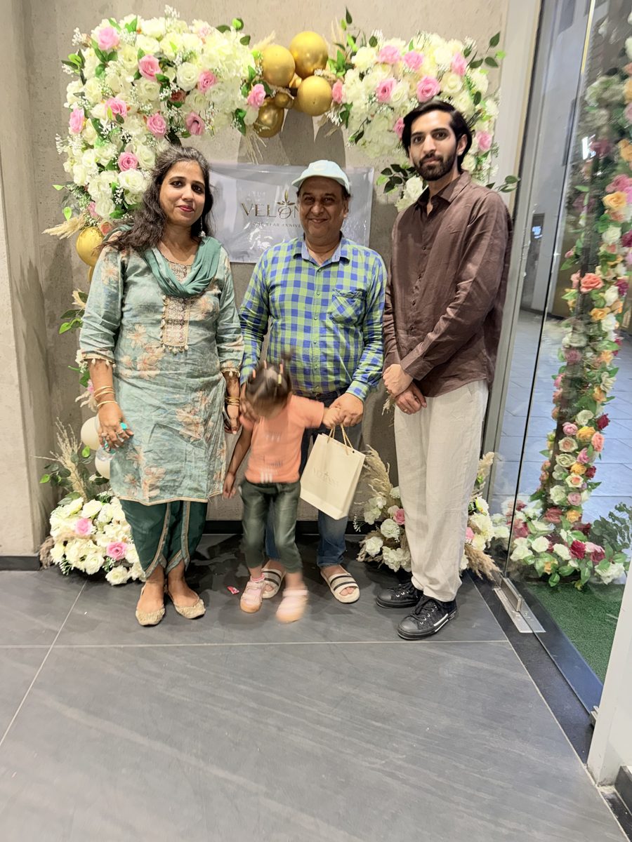 Velonna customer in store